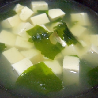 豆腐とわかめのシンプル中華スープ